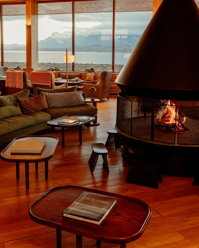 Cozy up by the fire 🔥, sip on a signature cocktail 🍸, and stretch out in style in our spacious lounge with a view that never gets old 🌄
At Tierra Patagonia, comfort comes with a side of adventure.

Tag who you'd share a drink and a sunset with! 🌅🍷👇
#TierraPatagonia #PatagoniaViews #TierraHotels